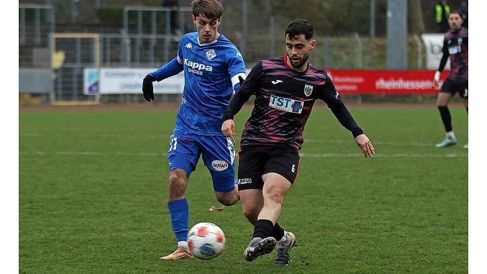 Wormatia-Torschütze im Test gegen Stadtallendorf: Mittelfeldspieler Kaan Özkaya (rechts). Links im Bild: Marc Ehrhart (FK Pirmasens).	Archivfoto: Christine Dirigo/pakalski-pres