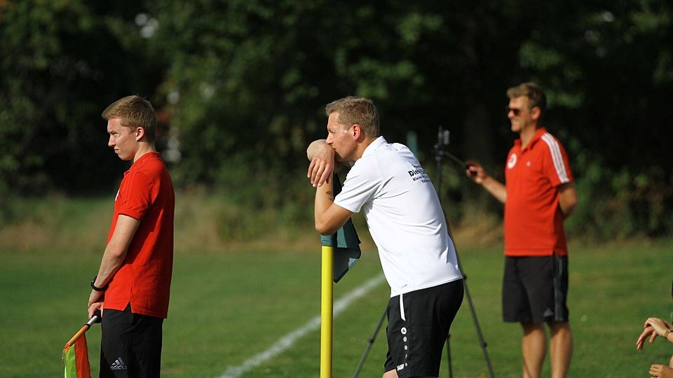 Sven Kassen (Mitte) wird ab dem Sommer 2020 den VfB Fabbenstedt trainieren.
