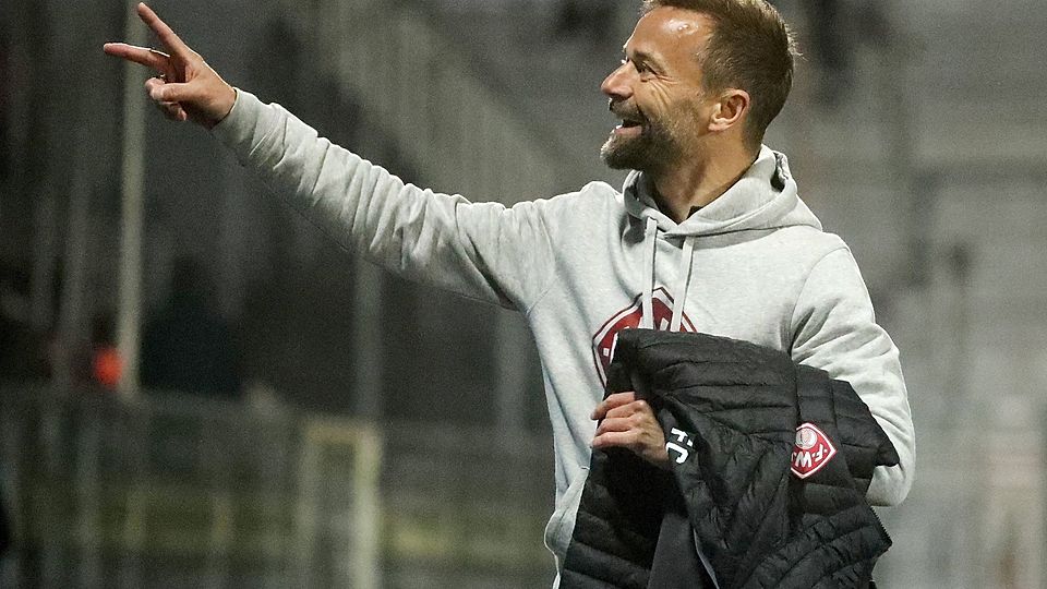 Beste Laune: Bei seiner Rückkehr an den Dallenberg sah Würzburgs alter, neuer Trainer Michael Schiele einen glatten 4:0-Sieg seiner Elf gegen Aschaffenburg.