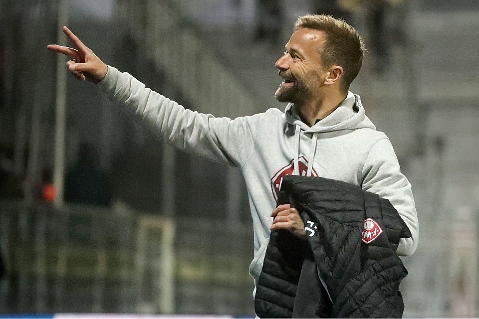 Beste Laune: Bei seiner Rückkehr an den Dallenberg sah Würzburgs alter, neuer Trainer Michael Schiele einen glatten 4:0-Sieg seiner Elf gegen Aschaffenburg.