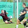 Auch der geht nicht rein: Die Abwehr der Pollinger (in weißen Trikots, hier im Heimspiel gegen Lenggries) um ihren Torhüter Mathias Schuster hat seit drei Partien keinen gegnerischen Treffer mehr zugelassen.