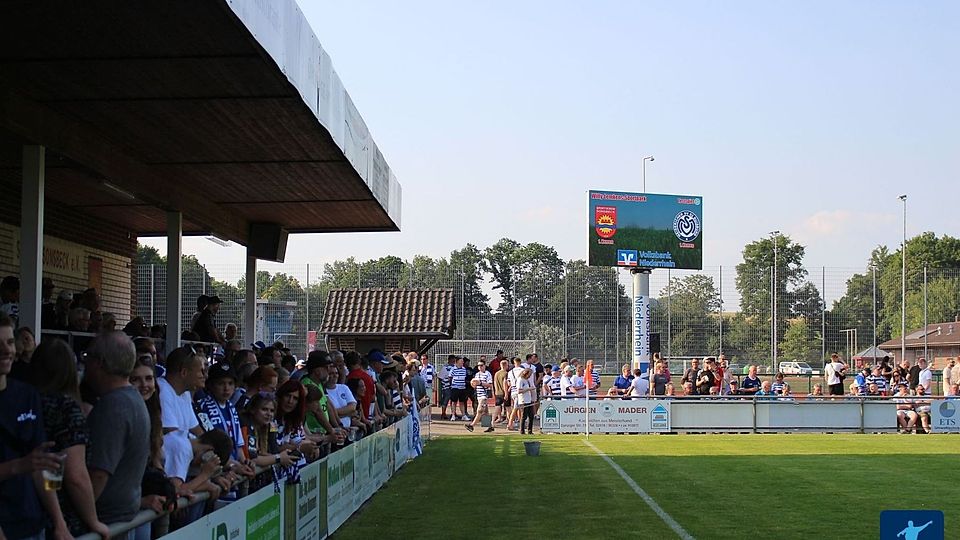 Den Fans des MSV Duisburg wurde in Sonsbeck einiges geboten.