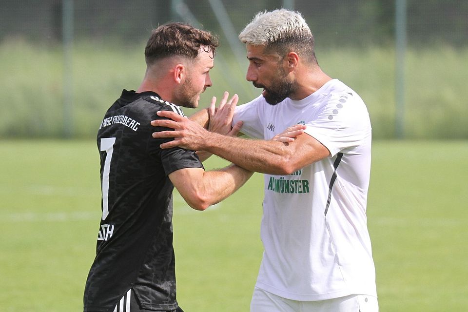 Viel Frustpotenzial barg das Kellerduell zwischen dem TSV Friedberg und dem SC Oberbernbach. Johannes Fritsch (links) und SCO-Spielertrainer Bashar Broo werden letztlich beide mit ihrer Mannschaft absteigen.