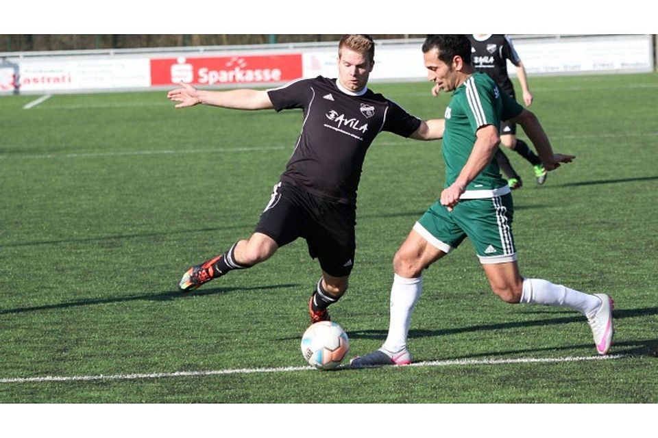 Bastian Schildt (links) schoss den FC Altenhof mit seinem Tor zum 1:0 bei der SG LOK am Dienstagabend in Front. Archivfoto: cs