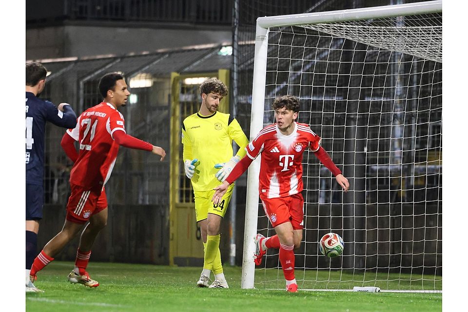 Louis Richter traf hier zum 1:0 gegen Unterhaching. Der zuletzt immer wieder von Verletzungen geplagte 19-Jährige hat bei den Bayern-Amateuren um zwei Jahre verlängert.