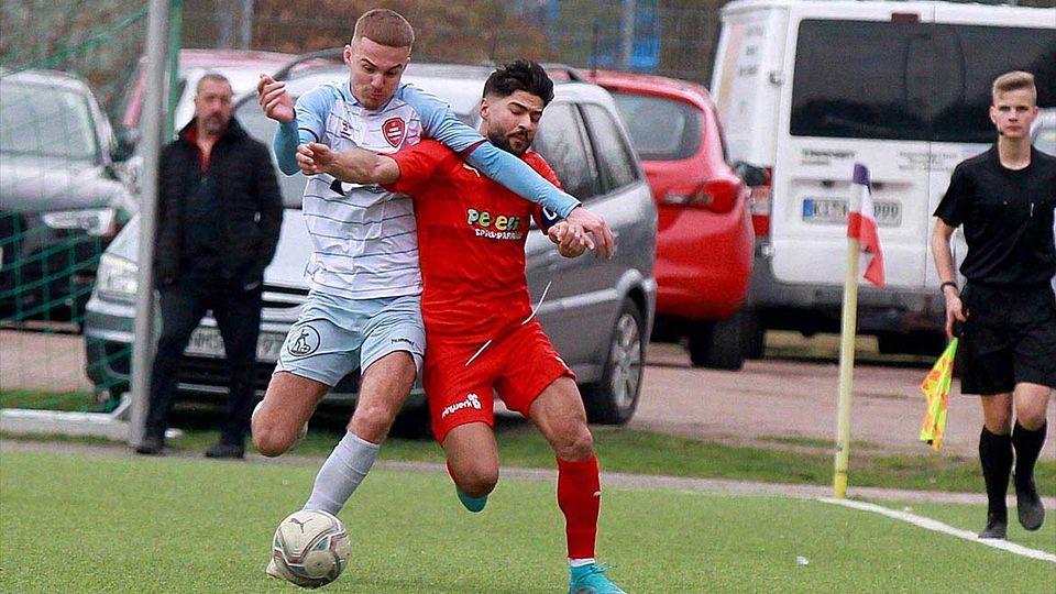Alton Zymeraj (li., hier noch beim SC Weiche Flensburg 08 II) eröffnete den Torreigen für den TSB Flensburg.