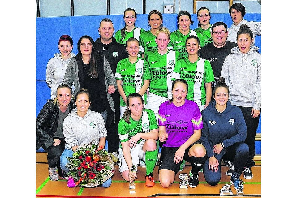 Triumph beim eigenen Turnier: Die Fußballerinnen der Sportfreunde Uevekoven gewannen den Zülow-Cup, den Kristina Wolters (unten, Zweite von links) organisiert hatte. Foto: Royal