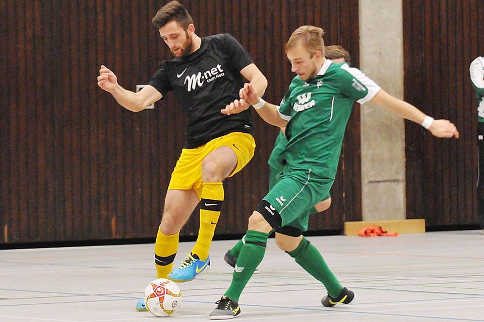 Hakan Polat (links) qualifizierte sich mit dem FC Lauingen für die Endrunde um den Raiffeisencup. Im Playoff-Spiel gegen den FC Gundelfingen II (rechts Tobias Stangl) gewannen die Gelb-Schwarzen mit 3:1.   F.: Walter Brugger