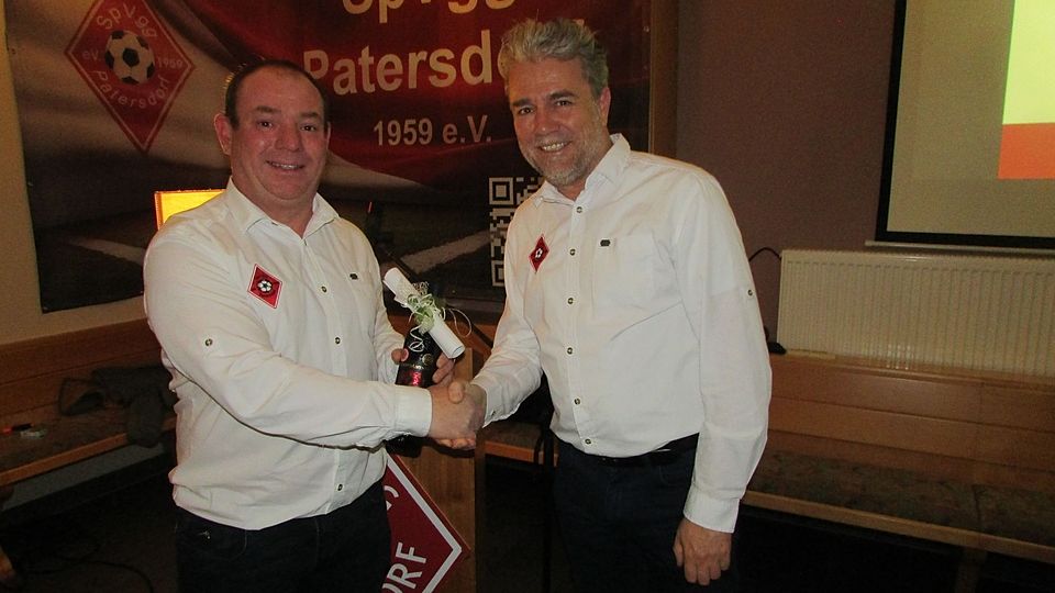 Patersdorfs Klubchef Marco Fenzl (li.) und Buchautor David Schell 