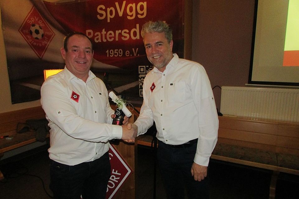 Patersdorfs Klubchef Marco Fenzl (li.) und Buchautor David Schell 