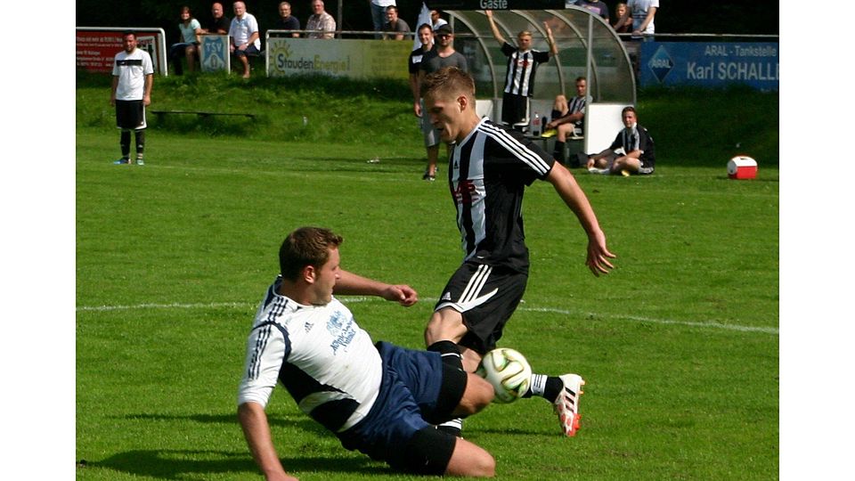 Im Hinspiel trug Florian Oswald (links gegen Andre Pfeffer) noch das Dress des TSV Bobingen II. Jetzt will er das Derby mit dem SSV gewinnen. Foto: Manfred Stahl