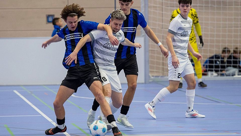 Spielertrainer André Klahn (vorne rechts) und der TSV Tännesberg wollen in Wald unter die ersten Zwei kommen.