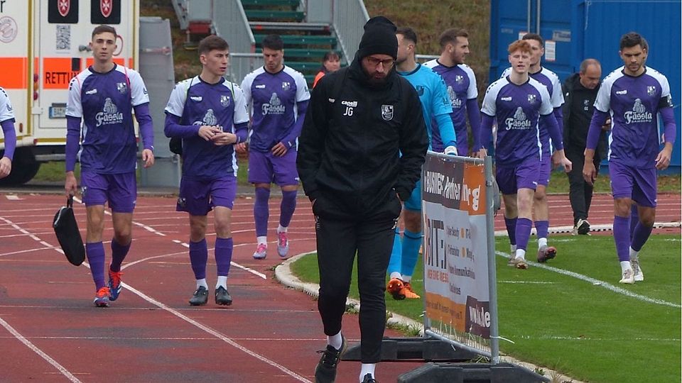 Erneut tief im Abstiegskampf: Bambergs Coach Jan Gernlein (vorne) und seine Mannschaft bekommen aber in dieser schwierigen sportlichen Situation demonstrativ Rückendeckung von der Vereinsführung.