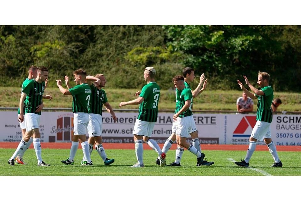 Nach dem Treffer von Jason Barth bejubeln die Gladenbacher den 1:1 Ausgleich. Gegen Amöneburg heißt der Endstand letztlich 2:2. Foto:Jens Schmidt 