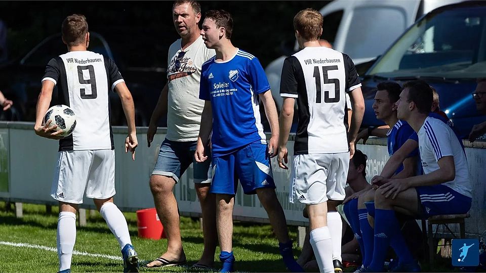 Christian Kobl (zweiter von links) - hier noch in Amt und Würden bei der SG Griesbach / Steinberg - lässt ordentlich Luft ab 