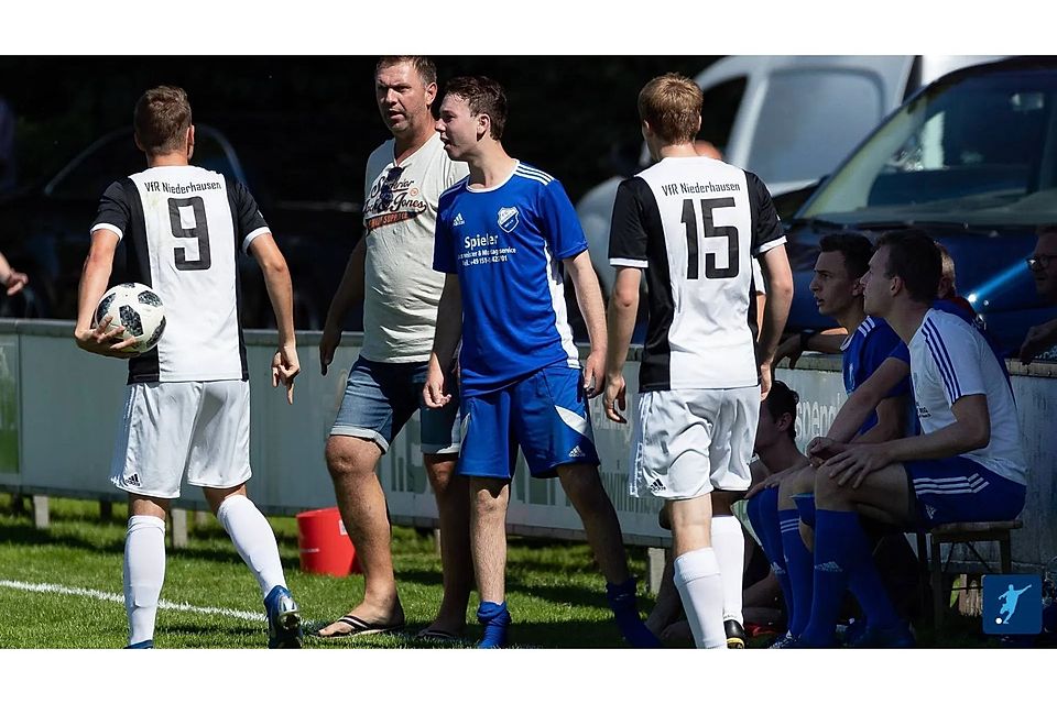 Christian Kobl (zweiter von links) - hier noch in Amt und Würden bei der SG Griesbach / Steinberg - lässt ordentlich Luft ab 