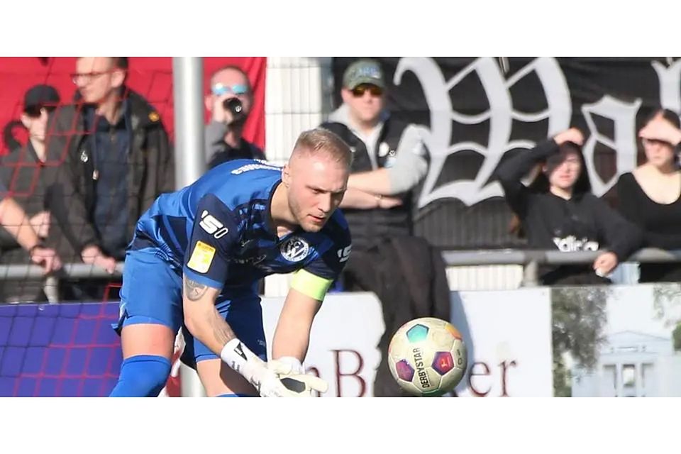 Maik Buss, Torhüter des Fußball-Hessenligisten SC Waldgirmes, hat nicht nur den Ball, sondern auch seinen eigenen Instagram-Account im Blick. (Archivfoto) © Steffen Bär Maik Buss, Torhüter des Fußball-Hessenligisten SC Waldgirmes, hat nicht nur den Ball, sondern auch seinen eigenen Instagram-Account im Blick. (Archivfoto) © Steffen Bär