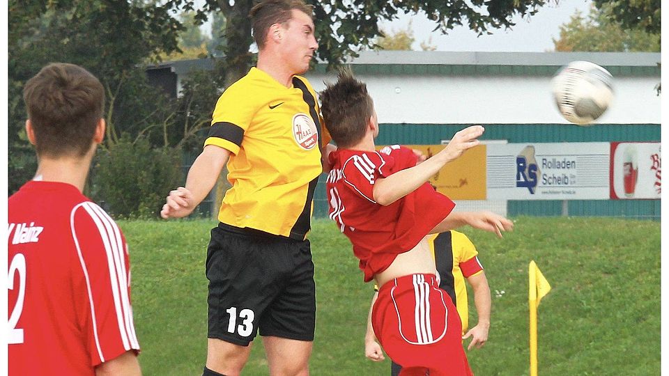 Rückkehrer: Hechtsheims Manuel Mayer (links) hat seine Rotsperre abgesessen und könnte wie im Hinrundenspiel auf den Weisenauer Matthias Wincek treffen. Das Derby steigt am Sonntag um 15 Uhr.   Archivfoto: hbz/Henkel