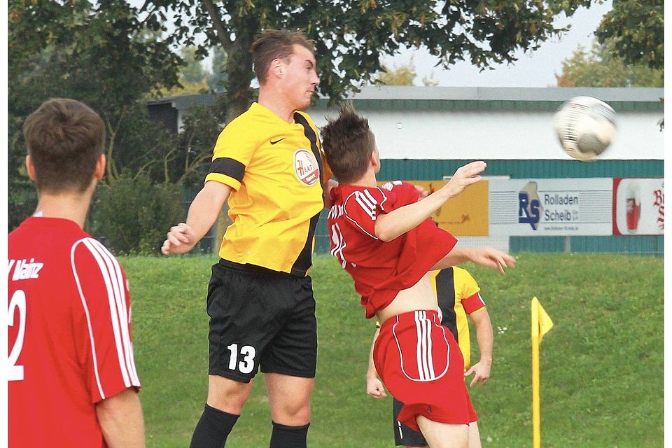 Rückkehrer: Hechtsheims Manuel Mayer (links) hat seine Rotsperre abgesessen und könnte wie im Hinrundenspiel auf den Weisenauer Matthias Wincek treffen. Das Derby steigt am Sonntag um 15 Uhr.   Archivfoto: hbz/Henkel
