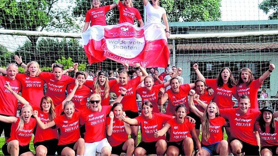 Nach der Rückkehr aus Köln feierten die Fußballerinnen des SV Viktoria RW Waldenrath-Straeten mit Trainer Bernd Schmitz (unten, 2.v.r.) auf dem Straetener Sportplatz den Aufstieg in die Mittelrheinliga. Foto: agsb