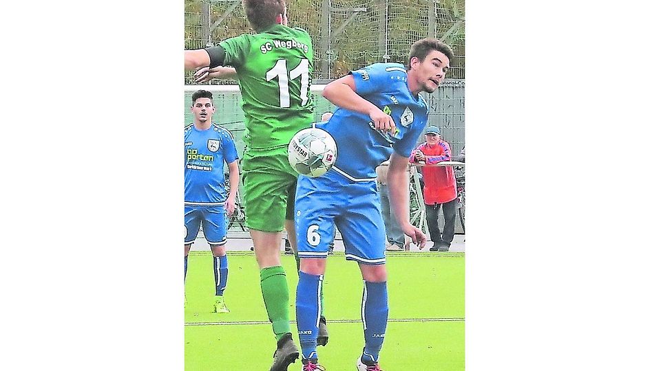 Der Erkelenzer Patrick Kohnen ist im Luftkampf Sieger gegen Wegbergs Kapitän Jonas Ossenbrink.