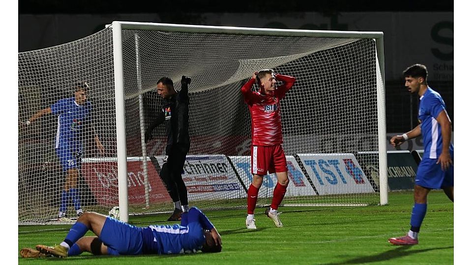 Noch zu früh gefreut: Dieser Treffer zum 1:0 wird gleich Wormatia (in Rot) aberkannt. Nico Jäger kann es noch nicht fassen. Die Gonsenheimer, darunter Keeper Paul Simon, wirken noch konsterniert.	Foto: Christine Dirigo / pakalski-press