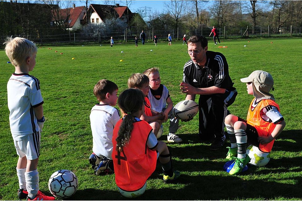 Die G-Junioren des TSV Neunkirchen sind bereits mit den Übungsformen von Matthias Lochmann vertraut (Foto: Huber).