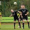 Ligatorjäger Sandro Hösl (links) steuerte zwei Treffer zum 3:1-Derbysieg seines TSV Erbendorf im Duell mit dem TSV Reuth (vorne in Schwarz die beiden Spielertrainer Thomas Wildenauer - Bildmitte - und Martin Bächer) bei.