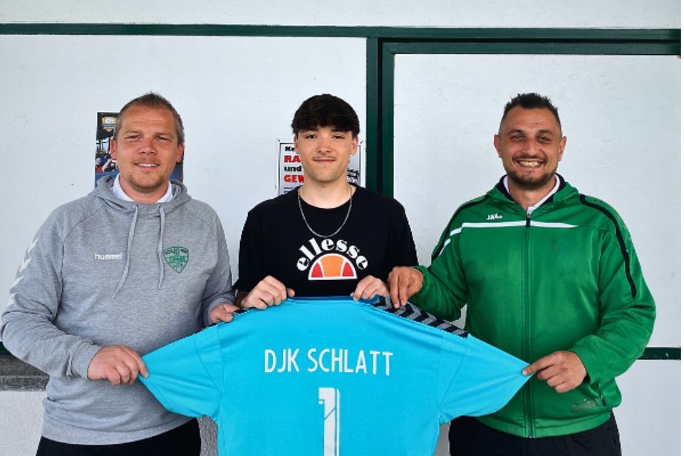 Links Trainer Thorsten Geissler, in der Mitte Neuzugang Julien Cap, rechts Spielertrainer Murat Kör.