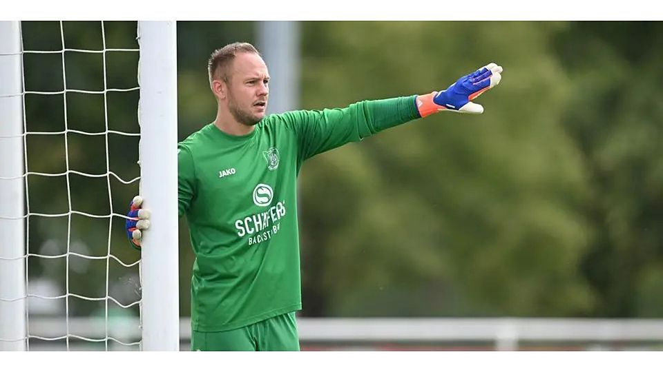 Leicht nach oben korrigert hat der VfL Biedenkopf sein Saisonziel: Nachdem der Klassenerhalt mit 34 Punkten aus 17 Spielen nahezu gesichert ist, will der Tabellenzweite nun zumindest bis zum Saisonende um den Aufstieg mitspielen. Hilfreich wäre dabei, wenn Keeper Dominik Geiss im Heimspiel gegen Burgsolms den VfL-Kasten sauber halten würde. © Jens Kaliske