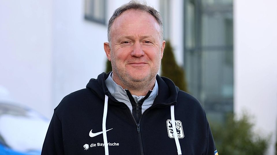 Die erste Mannschaft beobachtet er mit Sorge, die Junglöwen lobt er stark: Ex-1860-Trainer Frank Schmöller.