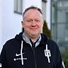 Die erste Mannschaft beobachtet er mit Sorge, die Junglöwen lobt er stark: Ex-1860-Trainer Frank Schmöller.