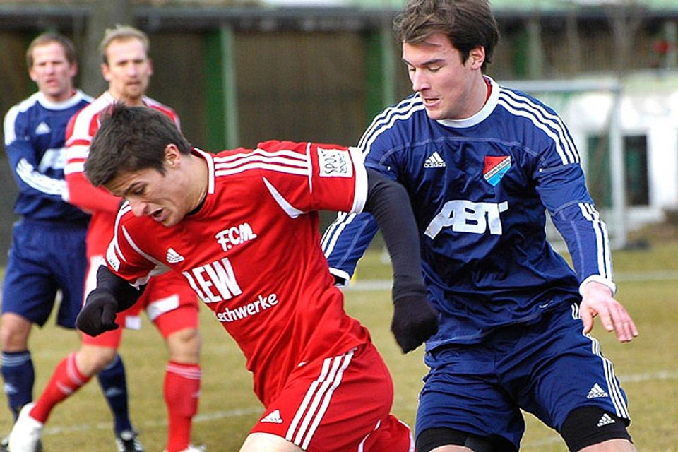 Der FC Memmingen (in Rot Matthias Jocham) gewann gegen den TSV Kottern (in Blau Manuel Pruschke).  Foto: Schulze