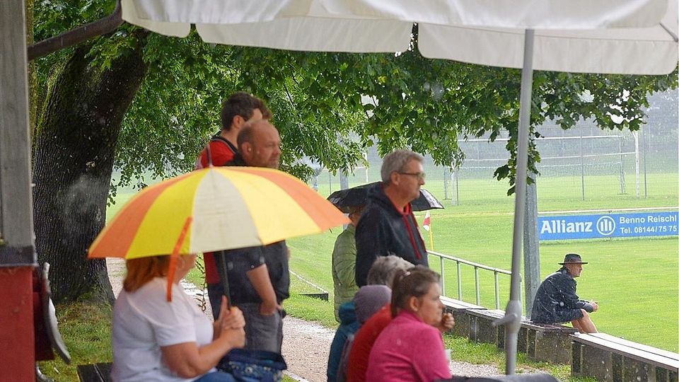 Das wichtigste Utensil des Spieltags: Regenschirme. Bei drei Kreisliga-Partien halfen aber selbst die nichts mehr.