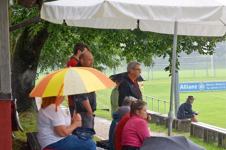 Das wichtigste Utensil des Spieltags: Regenschirme. Bei drei Kreisliga-Partien halfen aber selbst die nichts mehr.