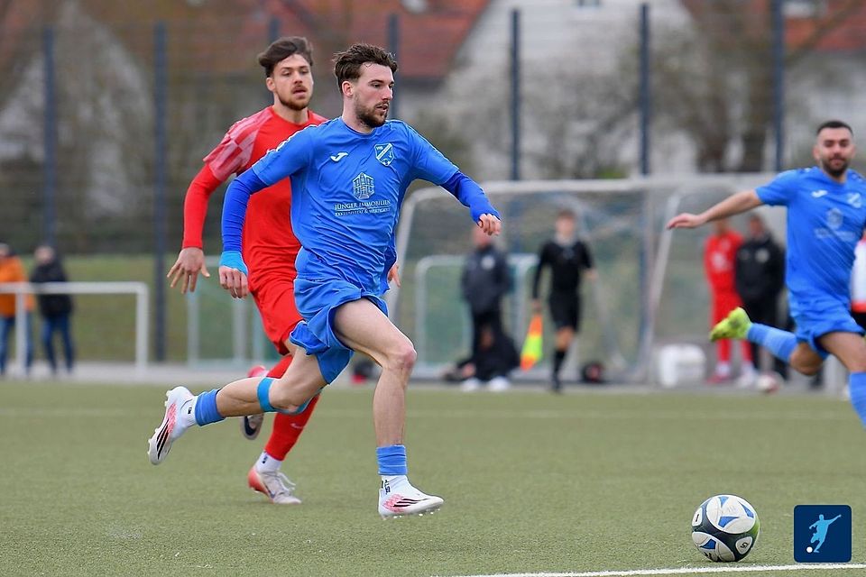 Der VFB Ginsheim (blaue Trikots, hier im Duell gegen den FC Fürth) kassiert im Rennen um den Aufstieg eine bittere 1:3-Niederlage gegen den SV Groß-Bieberau.