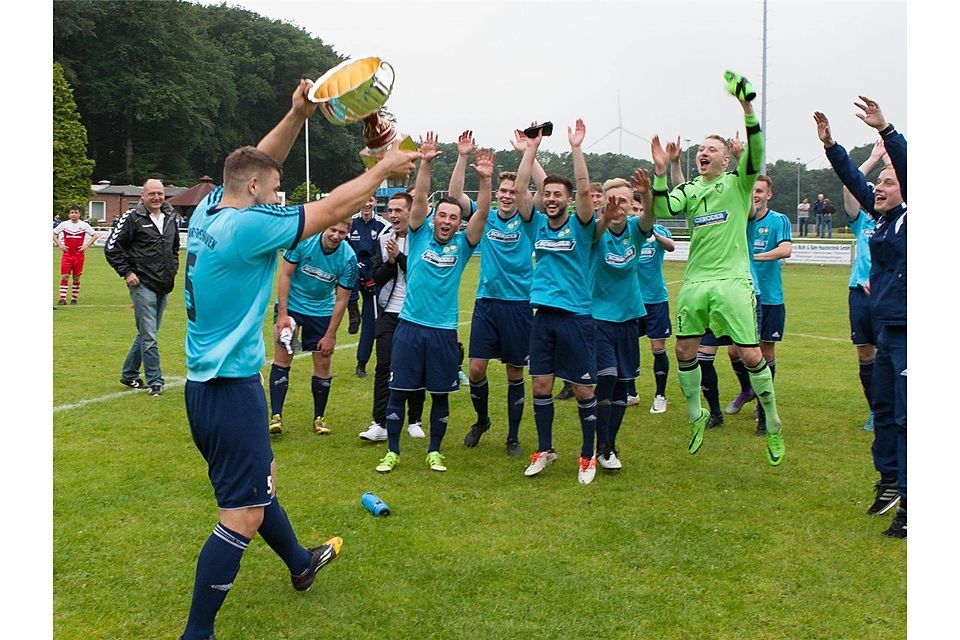 LTS-Kapitän Alexander Weinberger hält den Pokal in die Höhe und bejubelt mit den Teamkollegen den Finaltriumph. Foto Ulrich