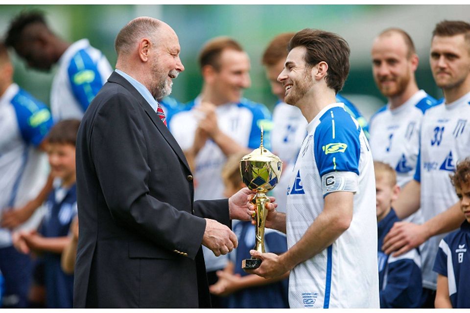 Letztmals gab es 2018 einen Pokal für die Bezirksliga-Meisterschaft: Für Stefan Durr (r.) und Co. steht im Ligapokal der Titel nicht im Fokus.