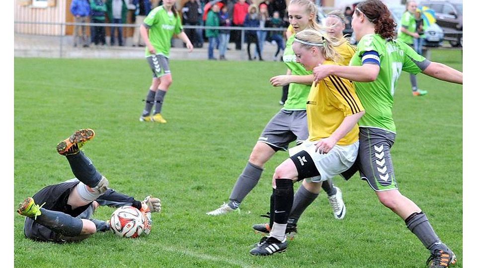 Die Granheimerinnen (gelbes Trikot) müssen am Samstag in Ennahofen ran, Öpfingen (grün) fährt zum Topspiel nach Unterstadion.