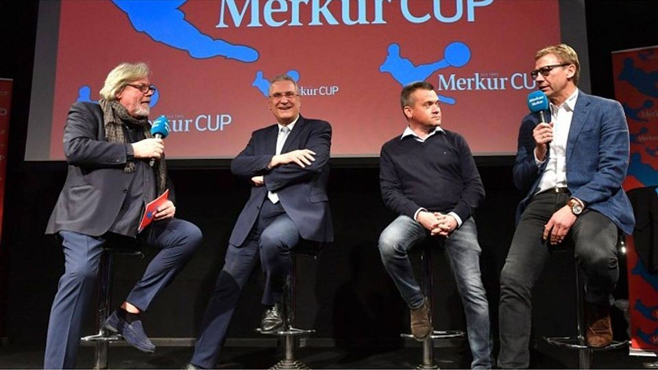 Dem Merkur CUP eng verbunden: Organisator Uwe Vaders im Gespräch mit Turnierpate Joachim Herrmann, Schirmherr Manfred Schwabl und Botschafter Guido Buchwald (v.l.).