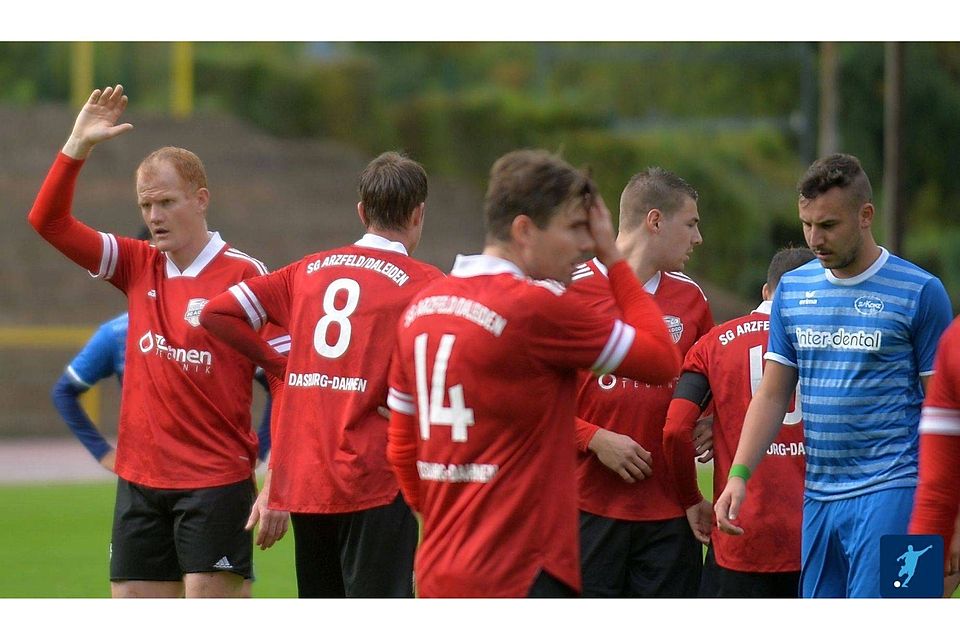 Hey, wir sind Erster! Spielertrainer Andreas Theis (links) und die SG Daleiden sind aktuell der Liga-Primus.