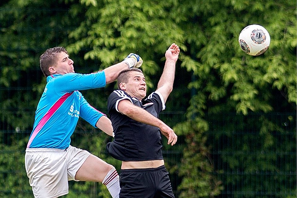 Erkelns Schlussmann Thorsten Diekmann, will nicht nur die Bälle halten, sondern auch drei Punkte gegen den SV Höxter einfangen     F: Penner