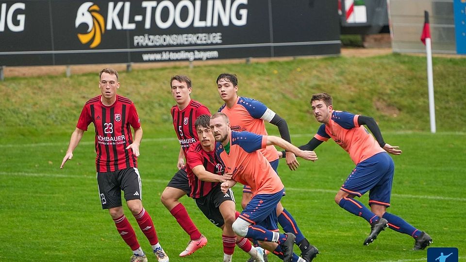Neulings- und Nachbarschaftsduell in Oberwildenau im Zeichen des Kampfs um den Klassenerhalt: Die Landesligareserve des SC (in Rot-Schwarz) kreuzt mit der U23 des FC Weiden-Ost (in Orange-Blau) die Klingen.