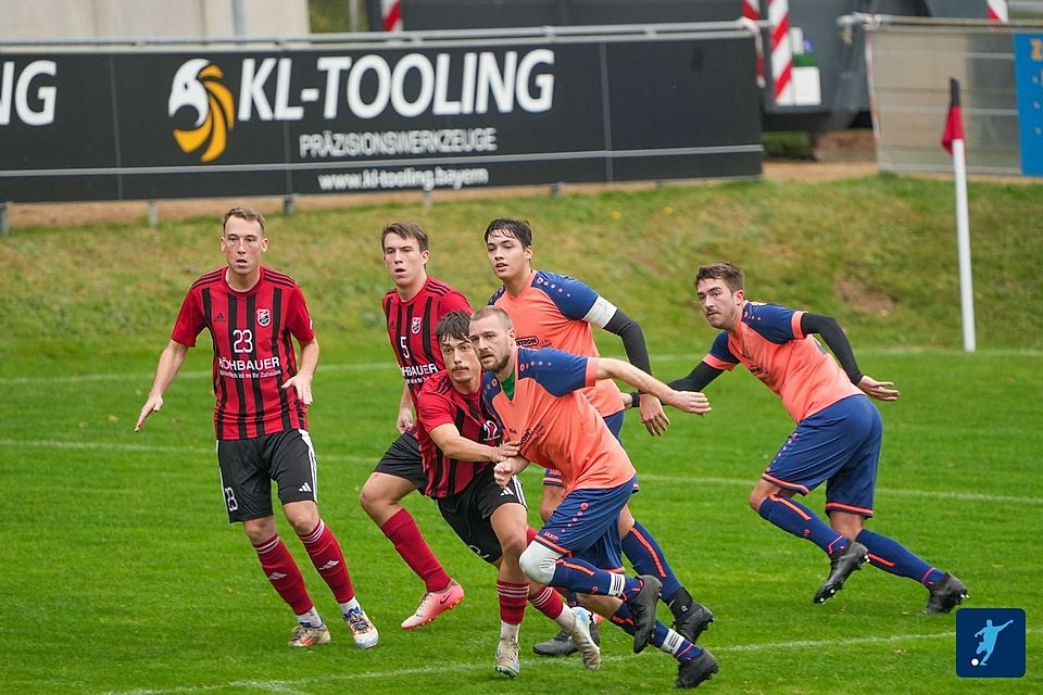 Neulings- und Nachbarschaftsduell in Oberwildenau im Zeichen des Kampfs um den Klassenerhalt: Die Landesligareserve des SC (in Rot-Schwarz) kreuzt mit der U23 des FC Weiden-Ost (in Orange-Blau) die Klingen.
