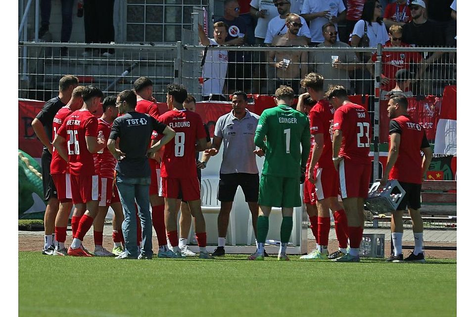 Stolpergefahr in Mainz: Wormatia-Trainer Anouar Ddaou (graues Shirt) und seinen Spielern steht im Verbandspokal bei Basara eine anspruchsvolle Aufgabe bevor. Foto: Christine Dirigo/pakalski-press Stolpergefahr in Mainz: Wormatia-Trainer Anouar Ddaou (graues Shirt) und seinen Spielern steht im Verbandspokal bei Basara eine anspruchsvolle Aufgabe bevor. Foto: Christine Dirigo/pakalski-press