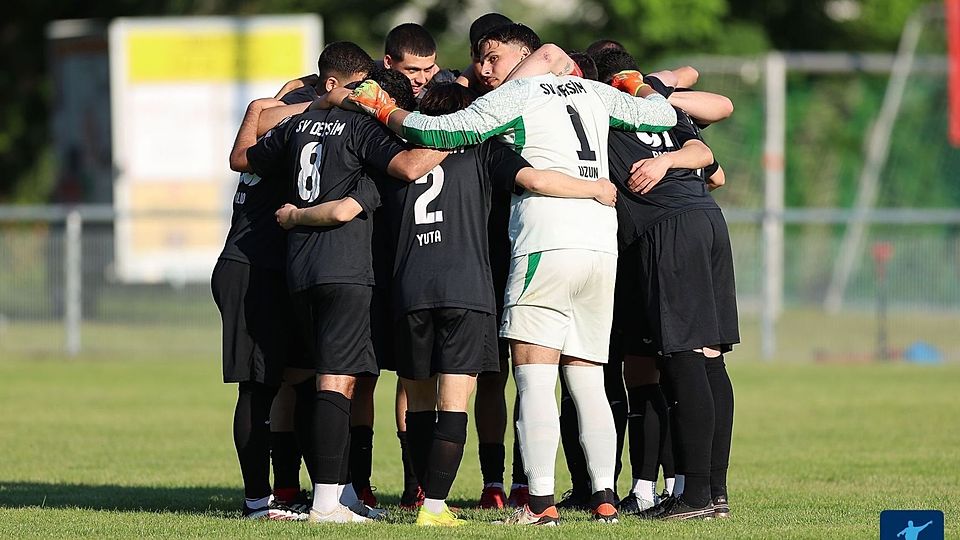 Die Spieler des SV Dersim im Mannschaftskreis.