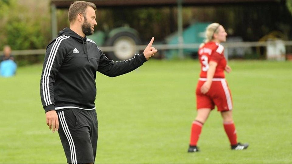 Bleibt Coach beim Fußball-Oberligisten TSV Tettnang: Alexander Haag (links). Foto: fabian repetz