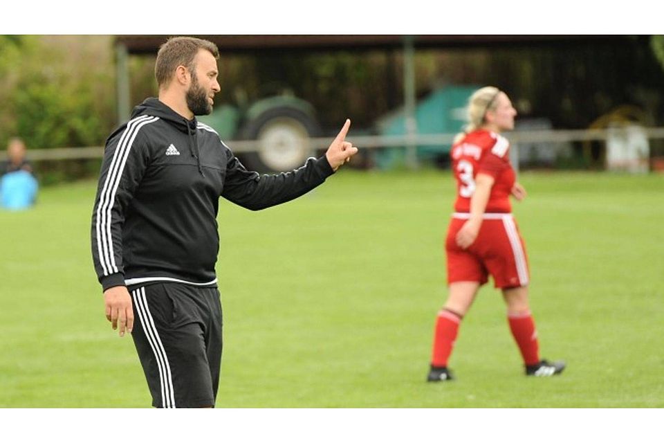 Bleibt Coach beim Fußball-Oberligisten TSV Tettnang: Alexander Haag (links). Foto: fabian repetz