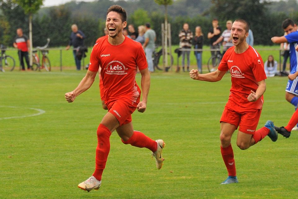 Geballte Kraft voraus: Kicklingens Co-Trainer und Torjäger Jonas Manier (links) nach einem seiner vielen Treffer in der Vorsaison. Auch Teamkollege Benjamin Haase jubelt mit. 