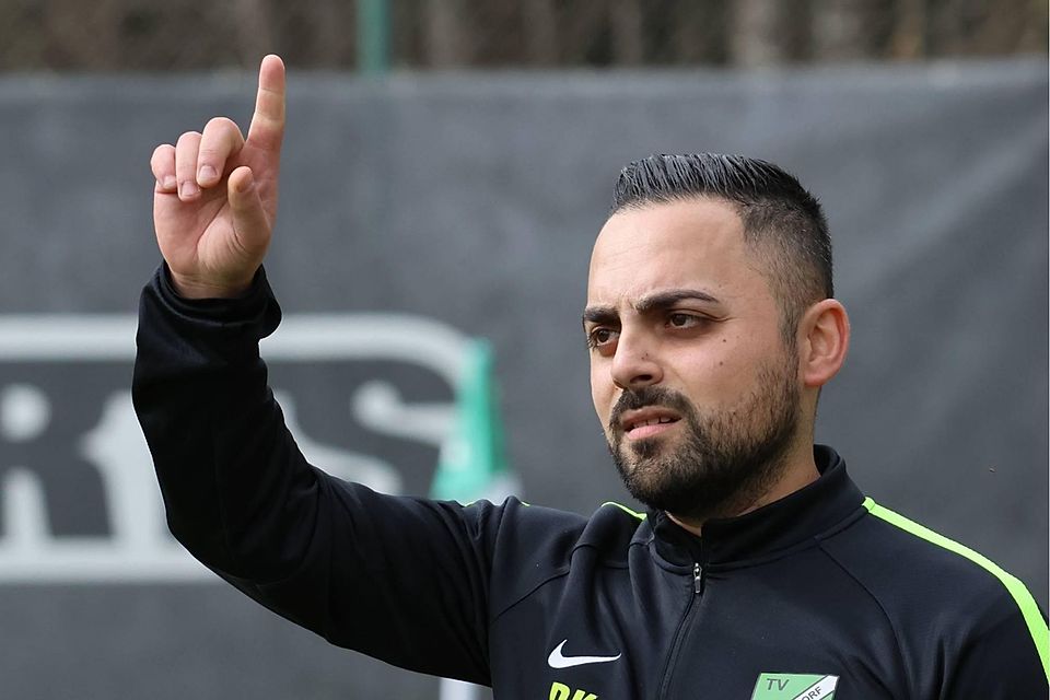 Hier geht’s lang: Darko Kadr, neuer Cheftrainer der Fußballer des TV Stockdorf, soll den talentierten jungen Spielern den Weg in Richtung Erfolg weisen.
